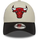 beige-und-schwarze-verstellbare-curved-cap-9forty-contrast-patch-der-chicago-bulls-nba-von-new-era