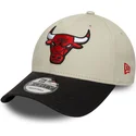verstellbare-beige-und-schwarze-9forty-contrast-patch-kappe-mit-gebogenem-schirm-von-den-chicago-bulls-nba-von-new-era