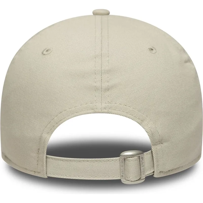 beige-und-schwarze-verstellbare-curved-cap-9forty-contrast-patch-der-chicago-bulls-nba-von-new-era