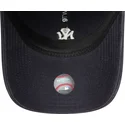 verstellbare-9twenty-navy-blaue-kappe-mit-gebogenem-schirm-und-mini-logo-der-new-york-yankees-mlb-von-new-era