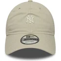 verstellbare-beige-kappe-mit-gebogenem-schirm-9twenty-mini-logo-washed-der-new-york-yankees-mlb-von-new-era