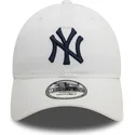 weisse-verstellbare-curved-cap-mit-blauem-logo-9twenty-core-classic-der-new-york-yankees-mlb-von-new-era