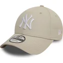beige-verstellbare-kappe-mit-gebogenem-schirm-und-weissem-logo-9forty-league-essential-der-new-york-yankees-mlb-von-new-era