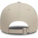 beige-verstellbare-kappe-mit-gebogenem-schirm-und-weissem-logo-9forty-league-essential-der-new-york-yankees-mlb-von-new-era