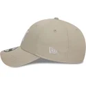 beige-verstellbare-kappe-mit-gebogenem-schirm-und-weissem-logo-9forty-league-essential-der-new-york-yankees-mlb-von-new-era
