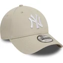beige-verstellbare-kappe-mit-gebogenem-schirm-und-weissem-logo-9forty-league-essential-der-new-york-yankees-mlb-von-new-era