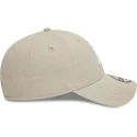 beige-verstellbare-kappe-mit-gebogenem-schirm-und-weissem-logo-9forty-league-essential-der-new-york-yankees-mlb-von-new-era