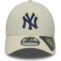 beige-verstellbare-kappe-mit-gebogenem-schirm-und-dunkelblauem-logo-9forty-recycled-von-new-york-yankees-mlb-von-new-era