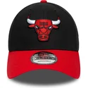 verstellbare-schwarze-und-rote-9forty-curved-cap-mit-seitenaufnaher-der-chicago-bulls-nba-von-new-era