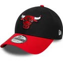 verstellbare-schwarze-und-rote-9forty-curved-cap-mit-seitenaufnaher-der-chicago-bulls-nba-von-new-era
