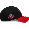 verstellbare-schwarze-und-rote-9forty-curved-cap-mit-seitenaufnaher-der-chicago-bulls-nba-von-new-era