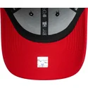 verstellbare-schwarze-und-rote-9forty-curved-cap-mit-seitenaufnaher-der-chicago-bulls-nba-von-new-era