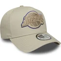 beige-snapback-kappe-mit-gebogenem-schirm-und-beigem-logo-e-frame-tonal-outline-der-los-angeles-lakers-nba-von-new-era