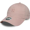 verstellbare-rosa-damenkappe-mit-gebogenem-schirm-und-rosa-logo-9twenty-mini-washed-der-new-york-yankees-mlb-von-new-era