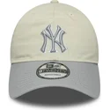 beige-und-graue-verstellbare-damenkappe-9twenty-world-series-cooperstown-new-york-yankees-mlb-von-new-era