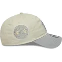 beige-und-graue-verstellbare-damenkappe-9twenty-world-series-cooperstown-new-york-yankees-mlb-von-new-era