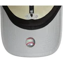 beige-und-graue-verstellbare-damenkappe-9twenty-world-series-cooperstown-new-york-yankees-mlb-von-new-era