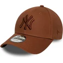 braune-verstellbare-curved-cap-mit-braunem-logo-9forty-league-essential-der-new-york-yankees-mlb-von-new-era