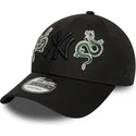 schwarze-verstellbare-curved-cap-mit-schwarzem-logo-9forty-icon-dragon-der-new-york-yankees-mlb-von-new-era