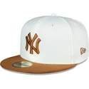 weisse-und-braune-anliegende-flatcap-59fifty-chrome-toast-side-patch-der-new-york-yankees-mlb-von-new-era