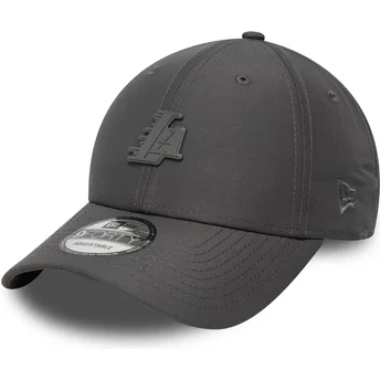 Verstellbare graue 9FORTY Kappe mit gebogenem Schirm und Los Angeles Lakers NBA Pin von New Era