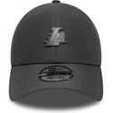 graue-verstellbare-curved-cap-9forty-pin-der-los-angeles-lakers-nba-von-new-era