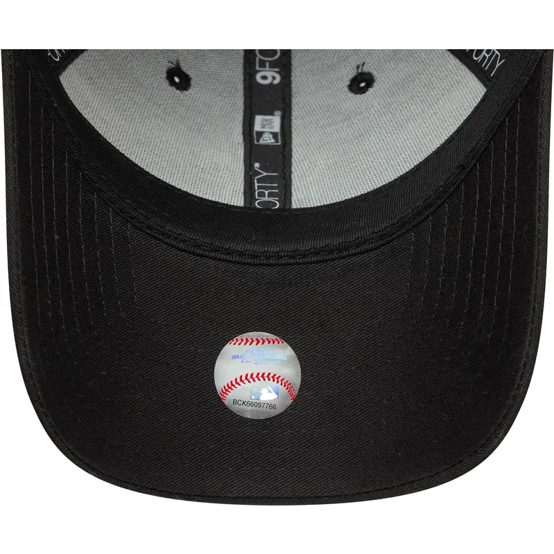 schwarze-verstellbare-curved-cap-mit-grunem-logo-9forty-outline-der-new-york-yankees-mlb-von-new-era