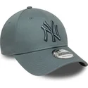 verstellbare-graue-kappe-mit-gebogenem-schirm-und-grauem-logo-9forty-league-essential-der-new-york-yankees-mlb-von-new-era