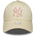 verstellbare-beige-damenkappe-mit-gebogenem-schirm-und-rosa-logo-9forty-league-essential-der-new-york-yankees-mlb-von-new-era