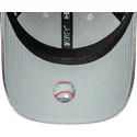 verstellbare-silberne-gebogene-kappe-fur-damen-9forty-metallic-new-york-yankees-mlb-von-new-era