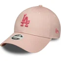 rosa-verstellbare-curved-cap-fur-damen-mit-rosa-logo-9forty-league-essential-der-los-angeles-dodgers-mlb-von-new-era