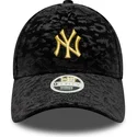 verstellbare-schwarze-damenkappe-mit-gebogenem-schirm-und-gelbem-logo-9forty-leo-velour-metallic-der-new-york-yankees-mlb-von-ne