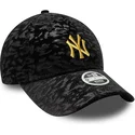 schwarze-verstellbare-curved-cap-fur-damen-mit-gelbem-logo-9forty-leo-velour-metallic-der-new-york-yankees-mlb-von-new-era