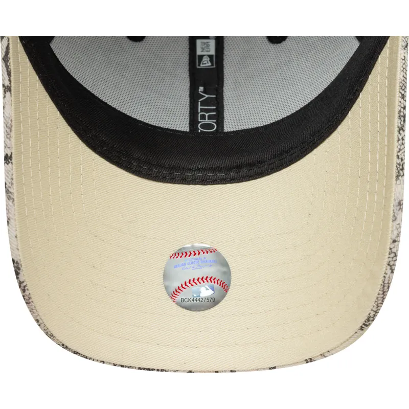 graue-verstellbare-curved-cap-fur-damen-9forty-snake-der-new-york-yankees-mlb-von-new-era