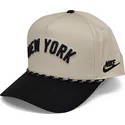 beige-und-schwarze-snapback-kappe-mit-gebogenem-schirm-rise-structured-new-york-yankees-mlb-von-nike