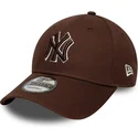 braune-verstellbare-curved-cap-mit-braunem-logo-9forty-outline-der-new-york-yankees-mlb-von-new-era