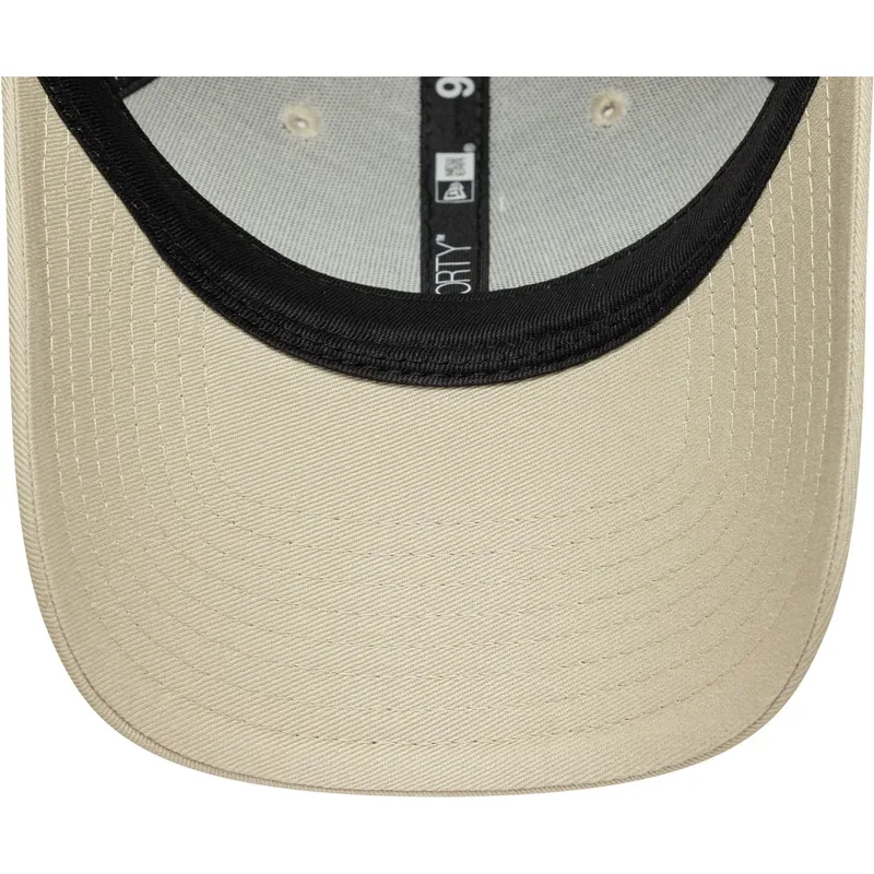 beige-verstellbare-curved-cap-9forty-seasonal-von-racing-bulls-f1-team-formula-1-von-new-era