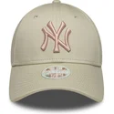 beige-gebogene-verstellbare-kappe-mit-rosa-logo-fur-damen-9forty-league-essential-der-new-york-yankees-mlb-von-new-era