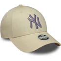 beige-verstellbare-curved-cap-mit-violettem-logo-fur-damen-9forty-metallic-logo-der-new-york-yankees-mlb-von-new-era
