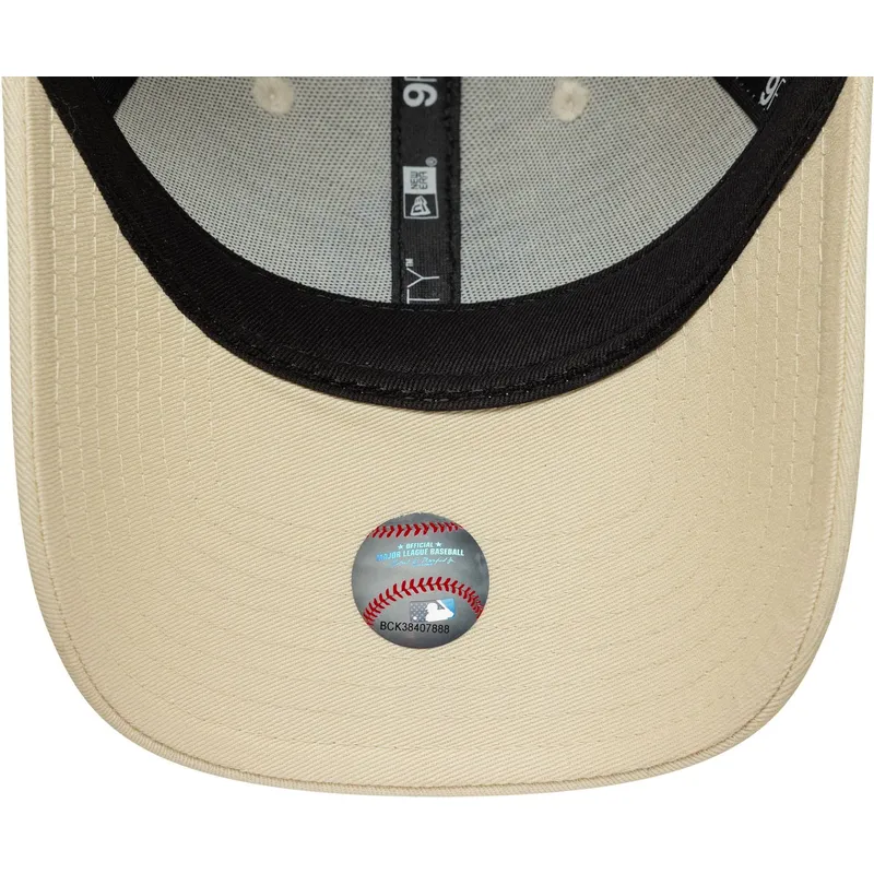 beige-verstellbare-curved-cap-mit-violettem-logo-fur-damen-9forty-metallic-logo-der-new-york-yankees-mlb-von-new-era