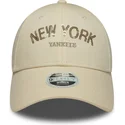 beige-verstellbare-curved-cap-fur-damen-9forty-sequin-wordmark-der-new-york-yankees-mlb-von-new-era