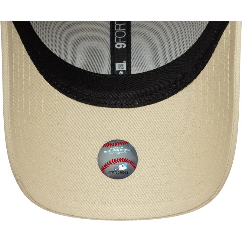 beige-verstellbare-curved-cap-fur-damen-9forty-sequin-wordmark-der-new-york-yankees-mlb-von-new-era