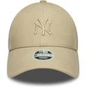 beige-verstellbare-curved-cap-mit-beigem-logo-fur-damen-9forty-pu-der-new-york-yankees-mlb-von-new-era