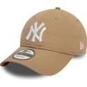 braune-verstellbare-curved-cap-9twenty-league-essential-der-new-york-yankees-mlb-von-new-era