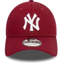 dunkelrote-verstellbare-curved-cap-9twenty-league-essential-der-new-york-yankees-mlb-von-new-era