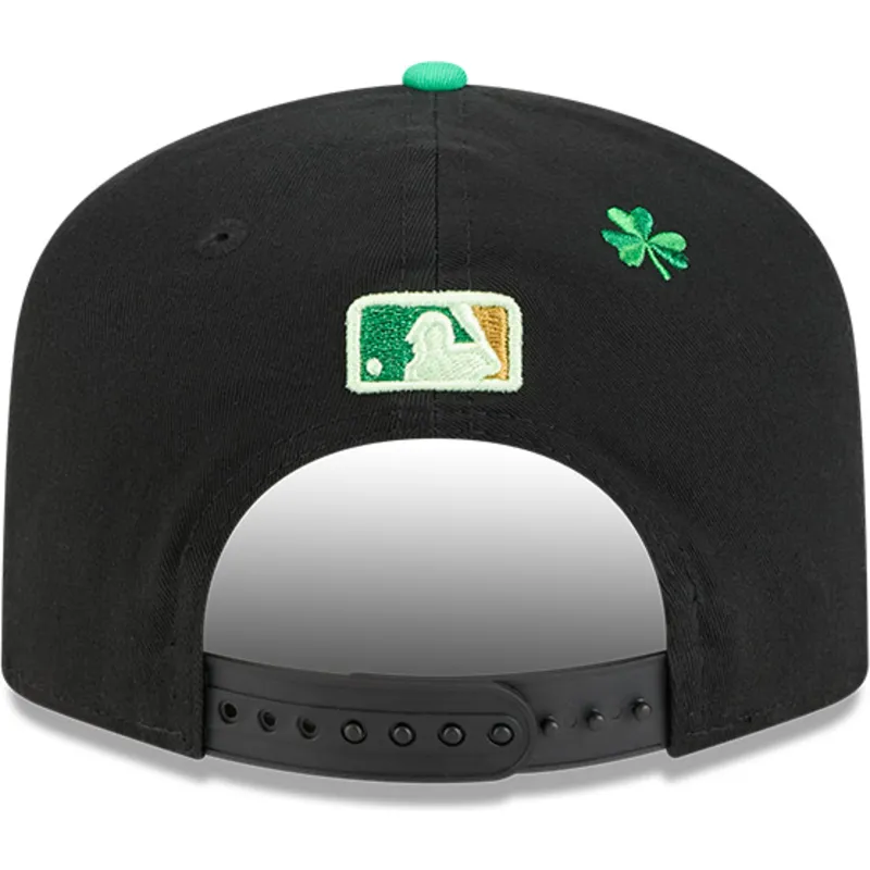schwarze-gebogene-snapback-kappe-19twenty-saint-patrick-s-day-der-boston-red-sox-mlb-von-new-era