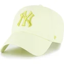 gelbe-gebogene-verstellbare-kappe-mit-gelbem-logo-clean-up-no-loop-label-von-new-york-yankees-mlb-von-47-brand