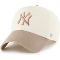 gorra-curva-beige-y-marron-ajustable-clean-up-two-tone-no-loop-label-de-new-york-yankees-mlb-de-47-brand