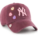 gebogene-verstellbare-weinrote-kappe-clean-up-candy-heart-der-new-york-yankees-mlb-von-47-brand