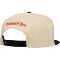 schwarze-und-beige-across-the-board-snapback-flatcap-der-chicago-bulls-nba-von-mitchell-ness